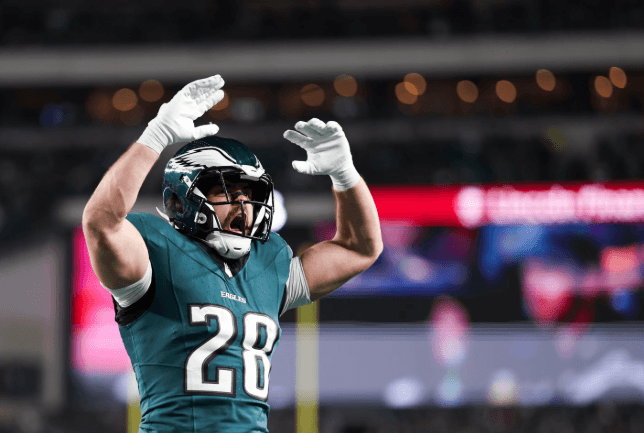 P0rnstar Confesses Love to a 23 Years Old RB Eagles and Gets Rejected - He’s Focused on His Career with the Eagles