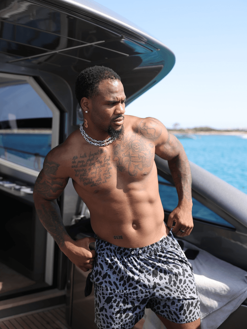 Micah Parsons turns heads with intense solo beach workout ahead of Cowboys camp.