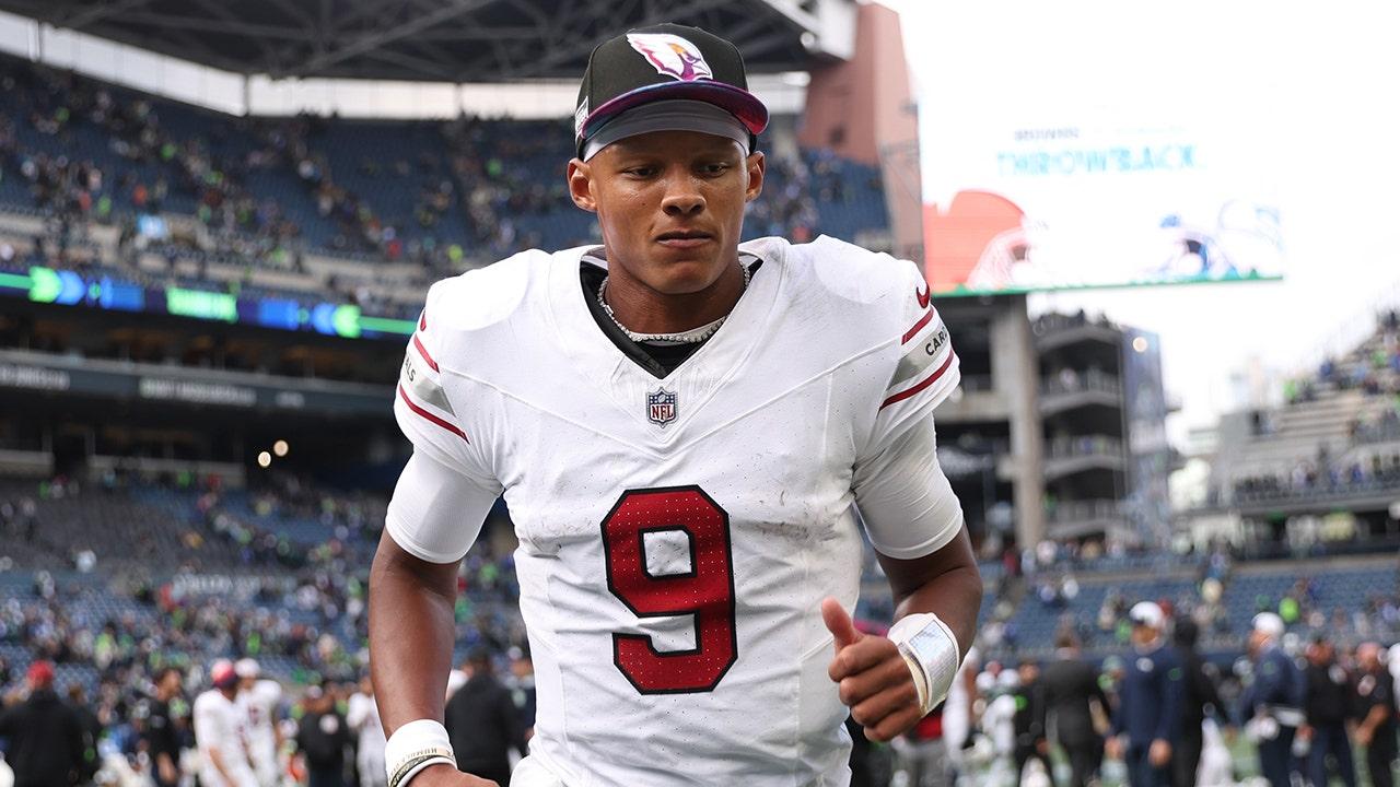 Băng ghế dự bị của Cardinals Josh Dobbs, nhường chỗ cho trận ra mắt mùa giải