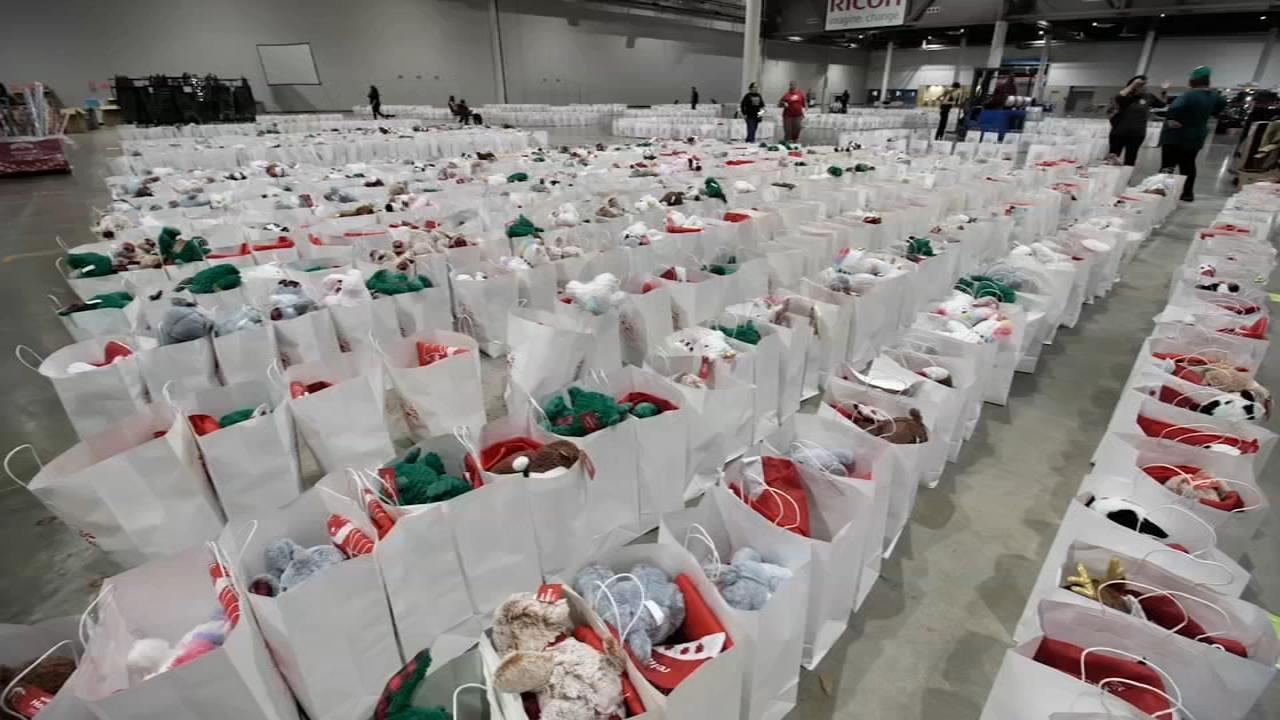 10,000 gifts distributed for school children at NRG Center during Navidad en el Barrio's 37th Annual Christmas Program - ABC13 Houston